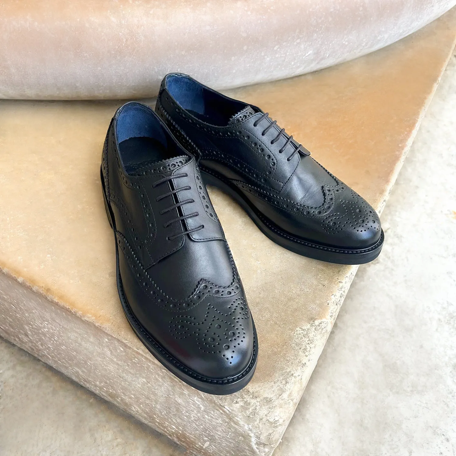 Derby nere in pelle con suola vibram