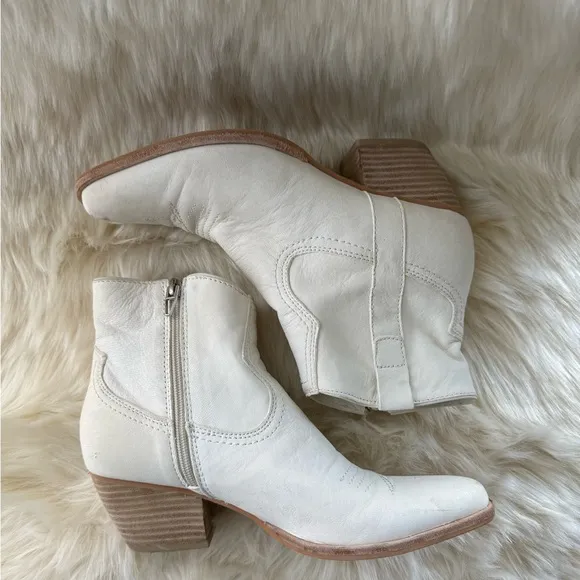 Dolce Vita Silma Ivory Ankle Boots Size 8