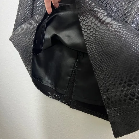 EUC Austin Reed Black Snakeskin Embossed Leather Skirt Size 10