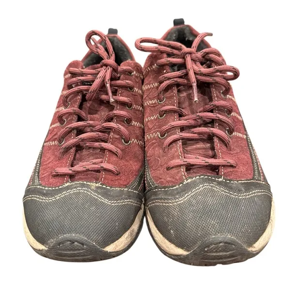 Taos Footwear Motion City Hiker Ankle Boots in Black and Burgundy