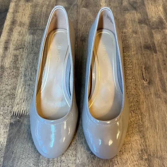 Vionic Women’s Carmel Patent Leather Chunky Comfort Round Toe Heel Taupe Size 7