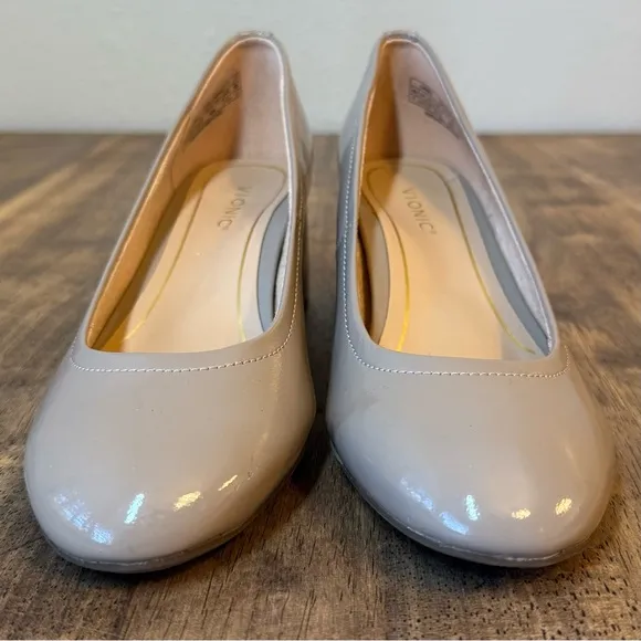 Vionic Women’s Carmel Patent Leather Chunky Comfort Round Toe Heel Taupe Size 7