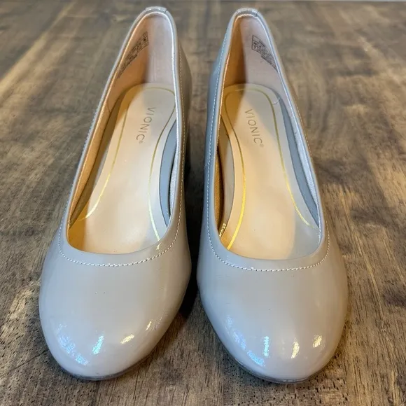 Vionic Women’s Carmel Patent Leather Chunky Comfort Round Toe Heel Taupe Size 7