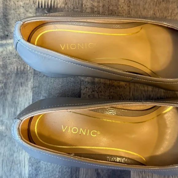 Vionic Women’s Carmel Patent Leather Chunky Comfort Round Toe Heel Taupe Size 7
